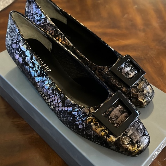 (153) NWT ladies silver/gold flats by Mark & Lemp/Walking Cradles. Size 7 1/2 N - Picture 1 of 8